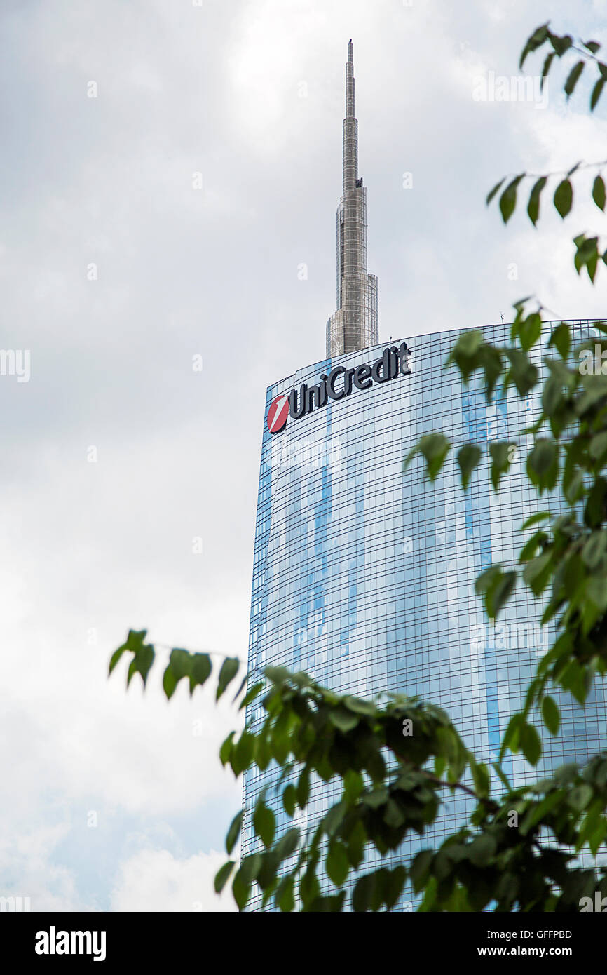 Milán, Italia - 31 de mayo de 2016: Ver en Unicredit Torre en Milán, Italia. Fue inaugurado en 2012 y con 231 metros es el talle Foto de stock