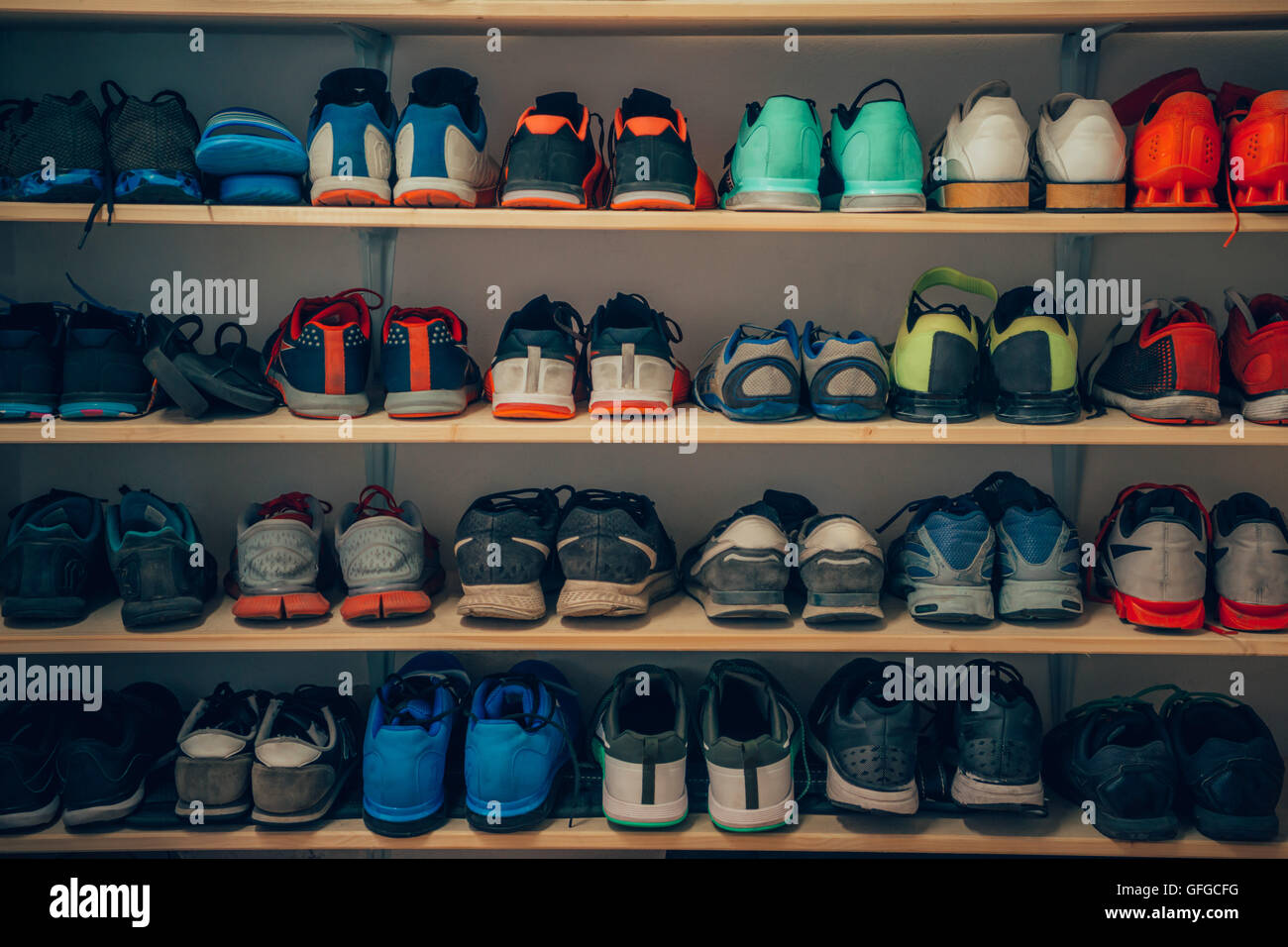 Varios estilos de zapatos atléticos desgastados sentado en un estante.  Logotipos y marcas han sido removidas en Photoshop Fotografía de stock -  Alamy
