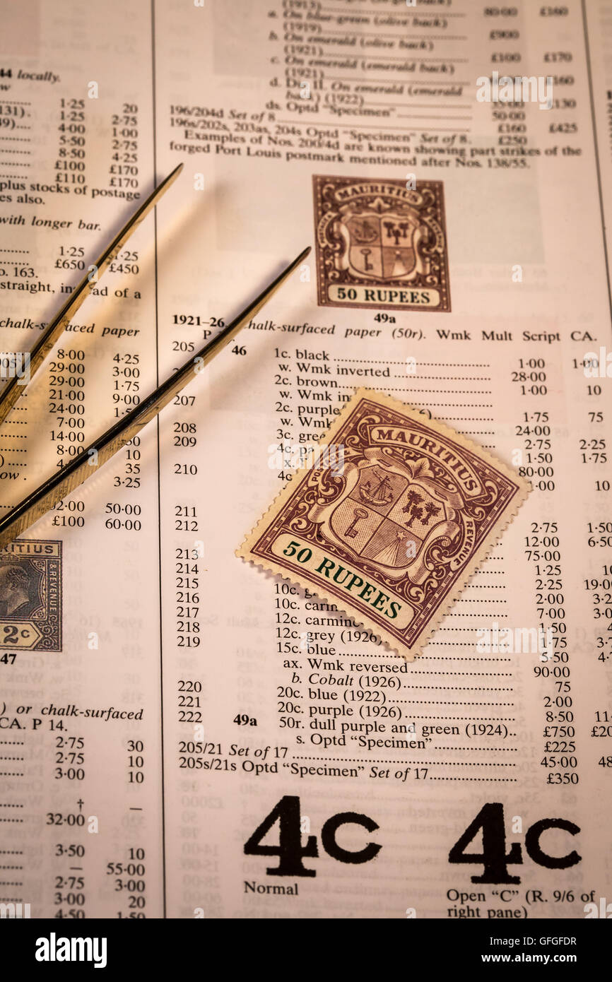La filatelia como un pasatiempo con sellos raros y costosos y altos valores  de catálogo Fotografía de stock - Alamy