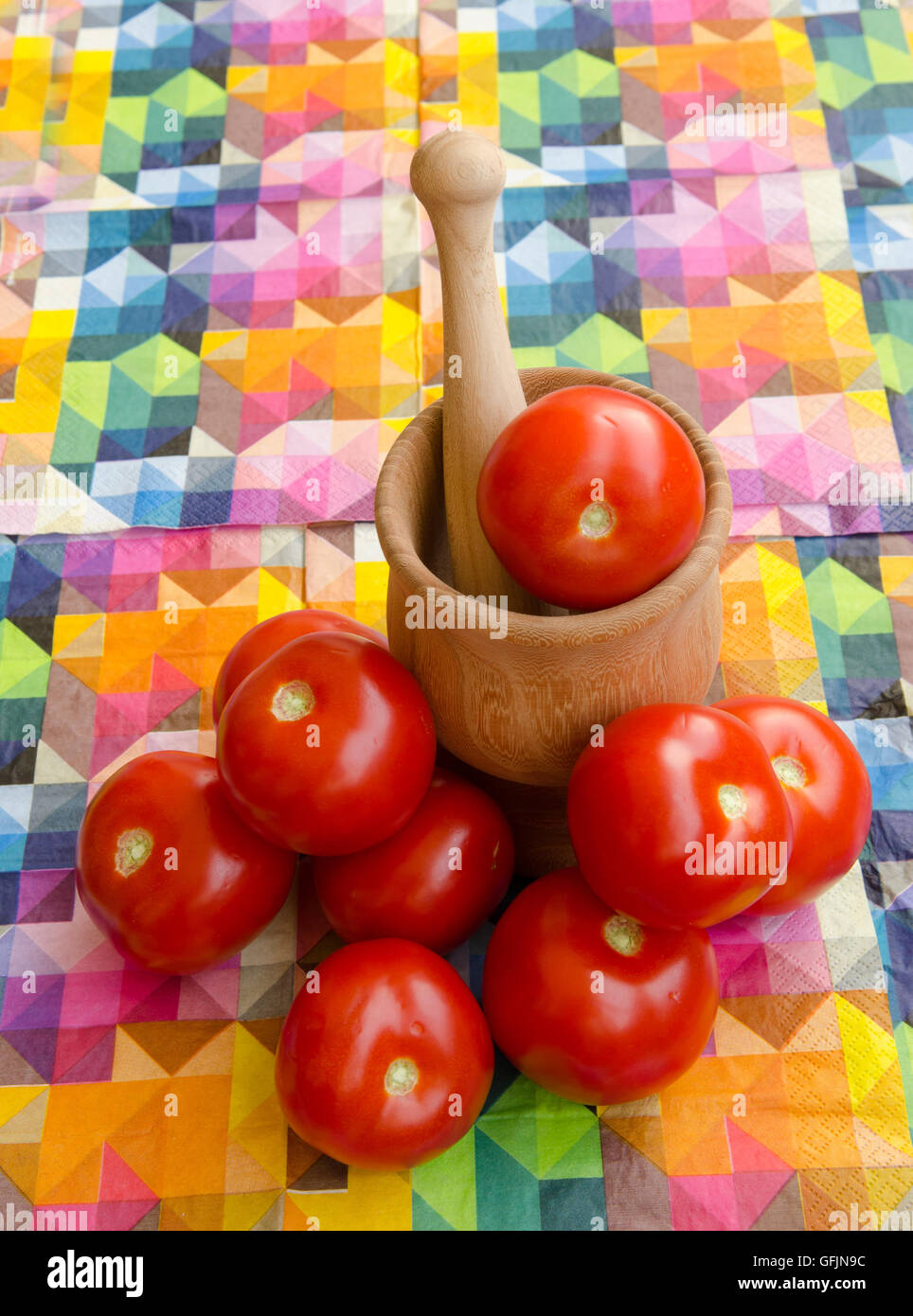 Los tomates apiladas contra un mortero Foto de stock