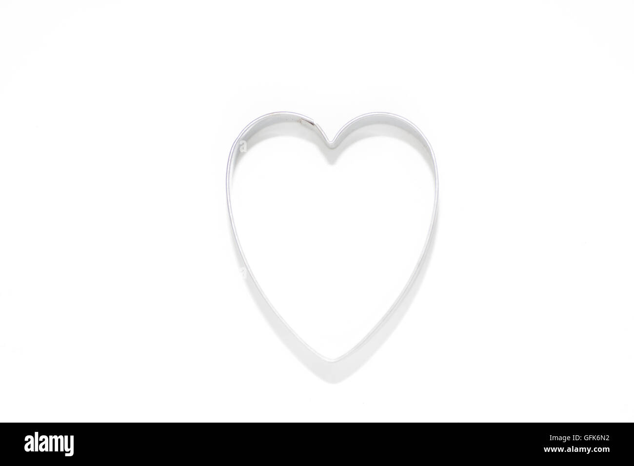 Cookie Cutter: Corazón sobre fondo blanco aislado Foto de stock