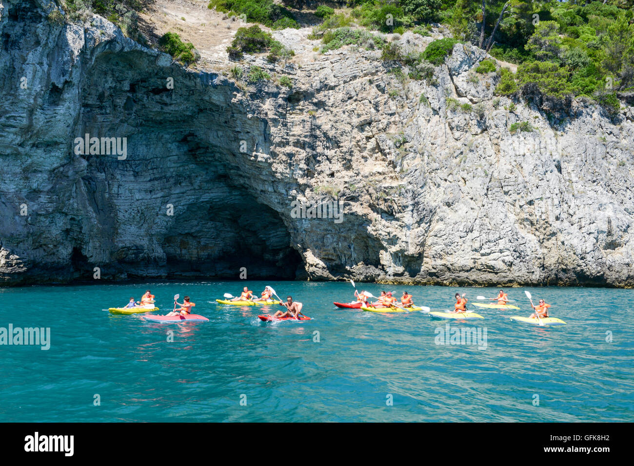 Vieste, Italia - 30 de junio de 2016: grupo de gente remando en la costa de Gargano, en Apulia, Italia Foto de stock