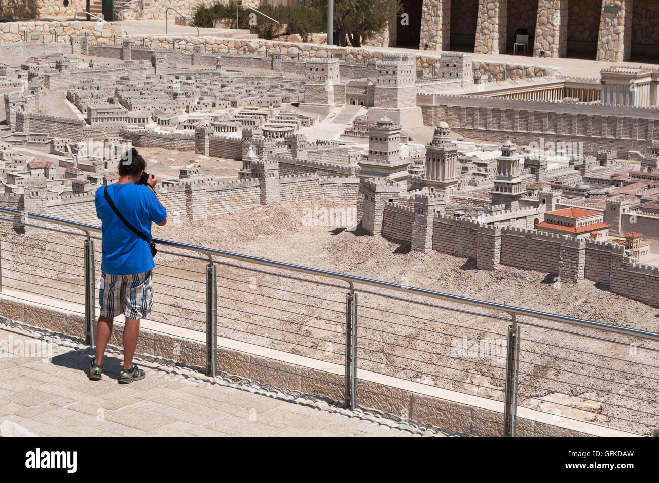 Museo de Israel, en Jerusalem: un hombre tomando fotos del Segundo Templo modelo, inaugurado en 1966, maqueta de Jerusalén antes de la destrucción del Templo. Foto de stock