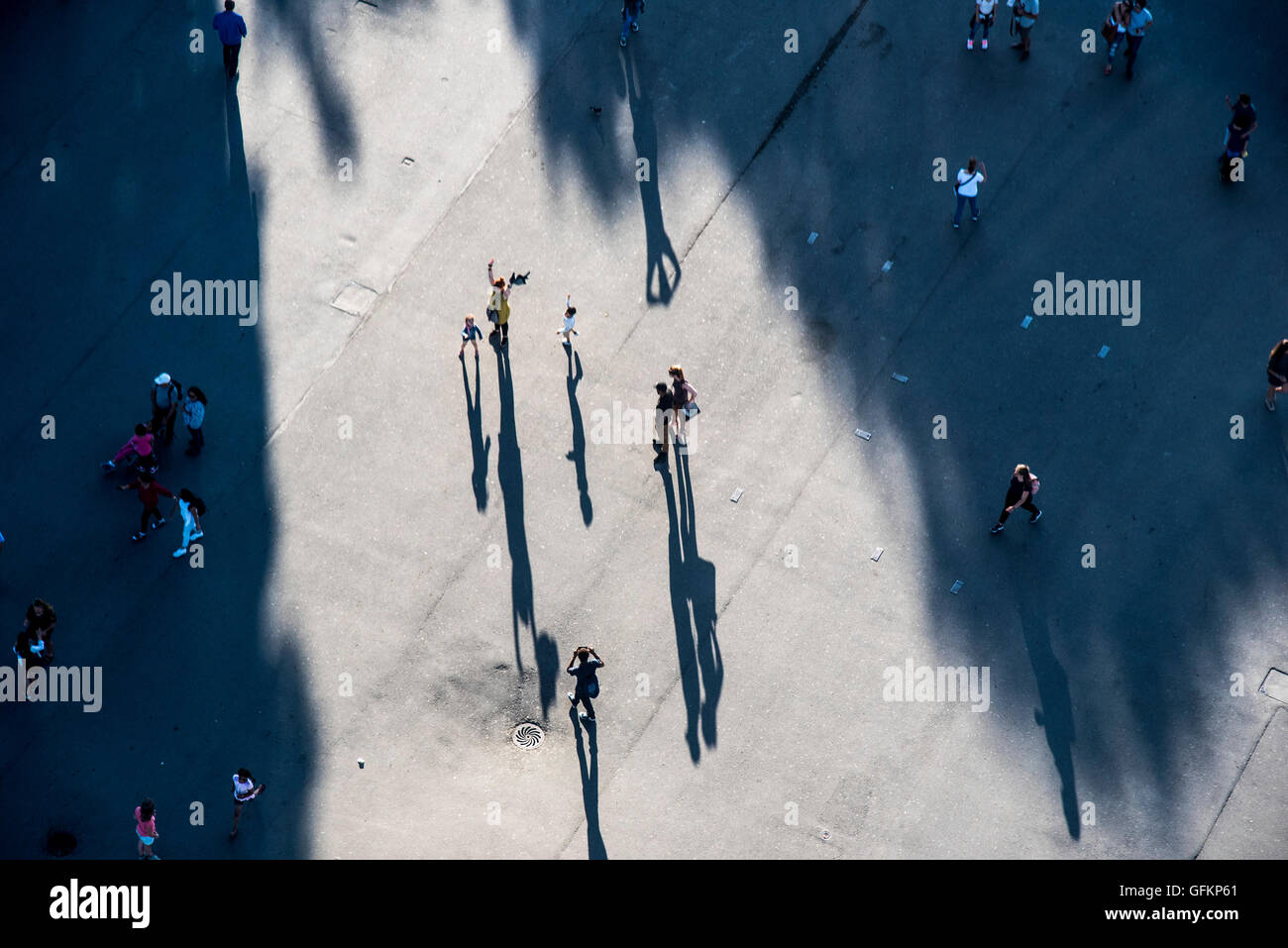 Niños jugando a saltar largas sombras Foto de stock