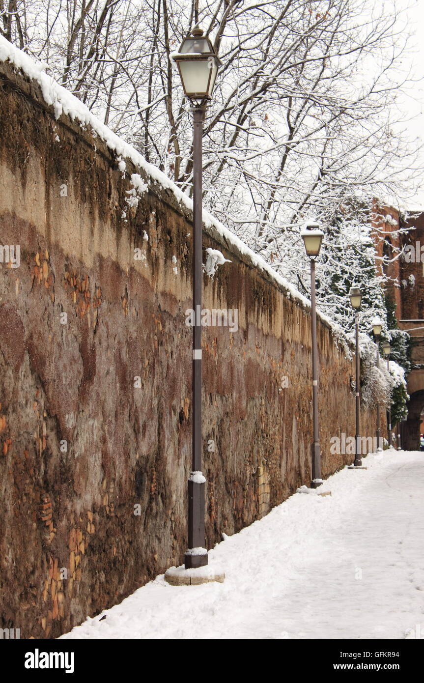 Pasarela medieval de Roma bajo la nieve en invierno Foto de stock