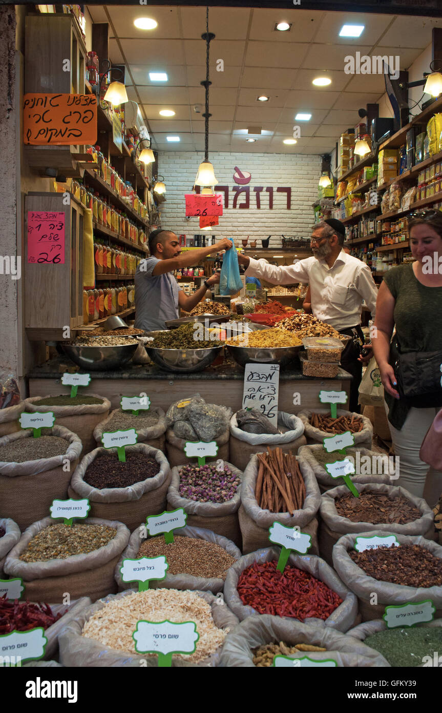 Jerusalén: vendedor de especias en el mercado Mahane Yehuda, llamado El Shuk es un mercado judío cubierto con más de 250 proveedores Foto de stock