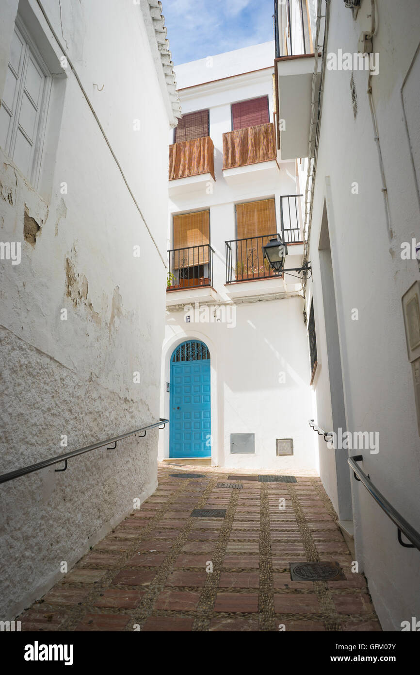 Español, arquitectura y calles de flores blancas en Marbella Andalucía  España Fotografía de stock - Alamy