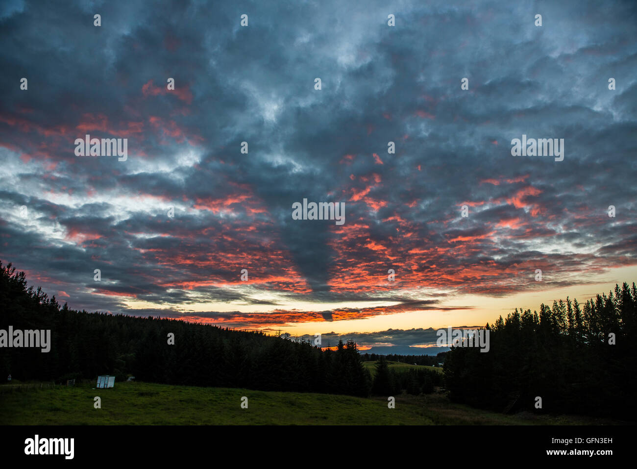 Una nube bloquea la luz del sol por encima de Inverness, en las Highlands escocesas, proyectando una sombra gigante que recuerda a una escena de una película de ciencia ficción. Foto de stock