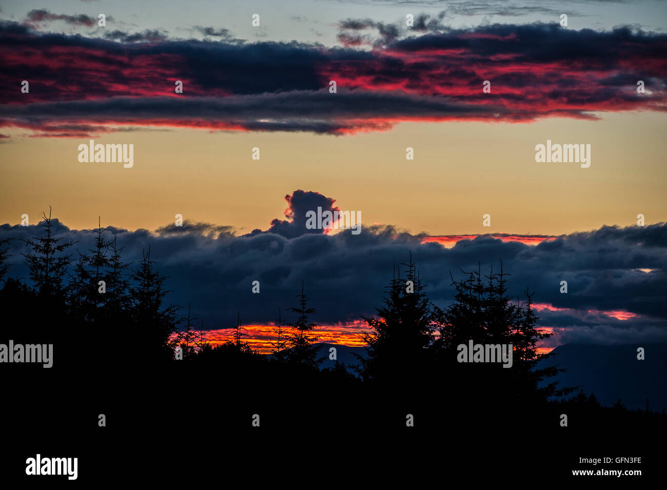 Una nube bloquea la luz del sol por encima de Inverness, en las Highlands escocesas, proyectando una sombra gigante que recuerda a una escena de una película de ciencia ficción. Foto de stock