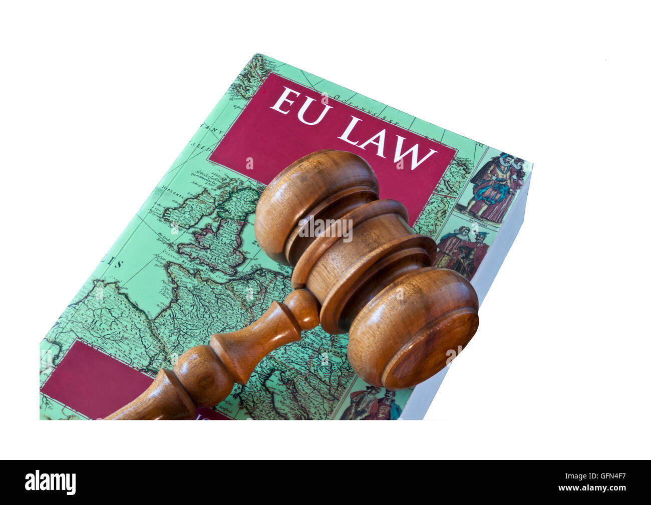 Concepto de imagen a la legislación de la UE libro con mapa de Europa cubierta frontal, sobre el escritorio con jueces martillo en fondo blanco. Foto de stock