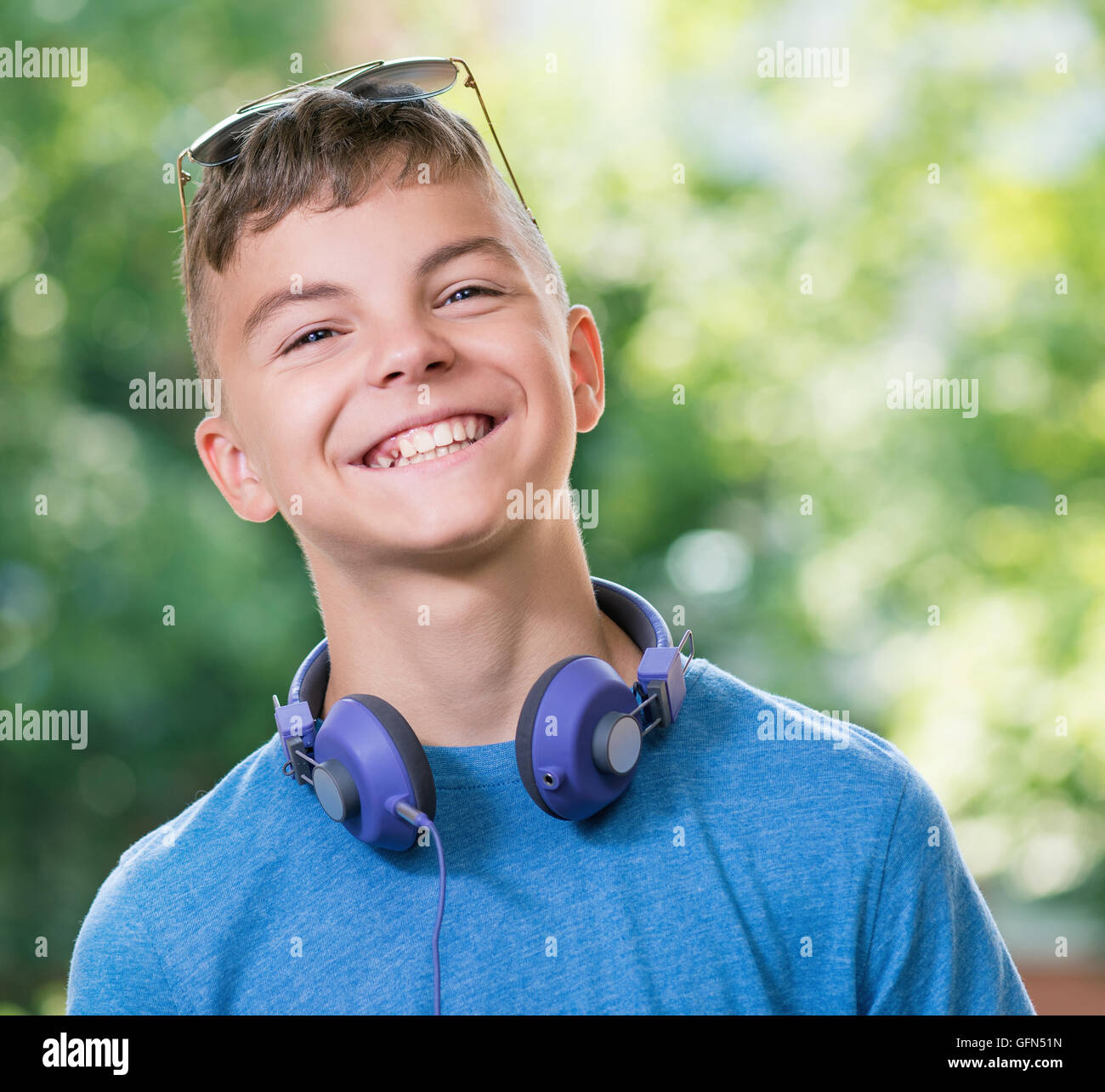 Jovencito con auriculares Foto de stock
