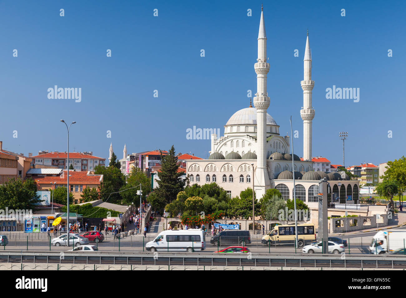 Estambul, Turquía - Junio 28, 2016: Haci Ahmet Tukenmez Cami, una mezquita en Avcilar, distrito de Estambul, Turquía Foto de stock