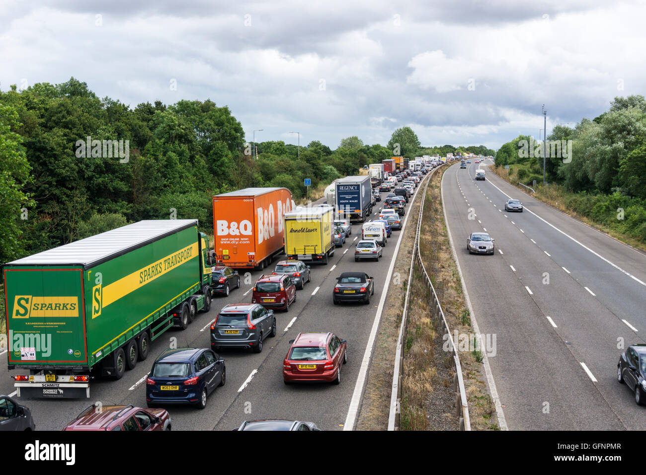 Colas de tráfico en la M5 dejando al oeste del país, cerca de Taunton. Ver es medio. Foto de stock