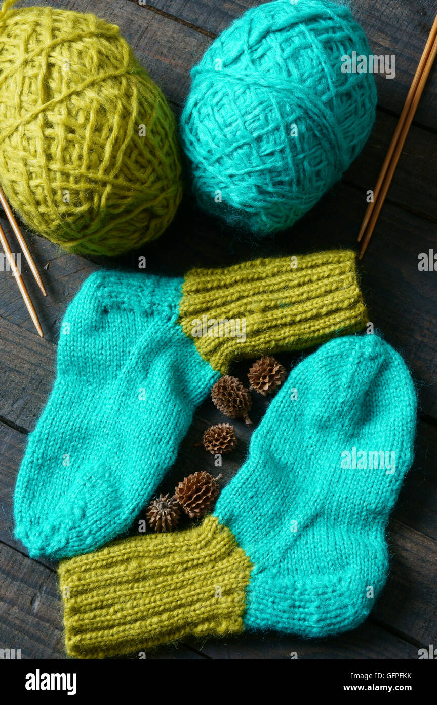 Par de calcetines para la temporada de invierno, tejido de lana de la  vibrante de cabrito, mantener los pies en caliente en día frío, handmade  medias Fotografía de stock - Alamy