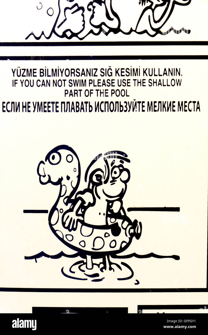 Si no puedes nadar en quedarse en el extremo poco profundo, Piscina signo de advertencia en inglés, turco y el cirílico, Kisla, Kalkan, Turquía. Foto de stock
