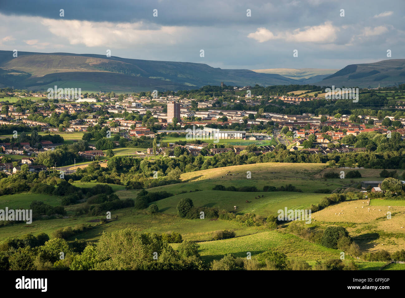 Vista de Hattersley y Mottram en el noroeste de Inglaterra, con las colinas distantes en una tarde de verano. Foto de stock