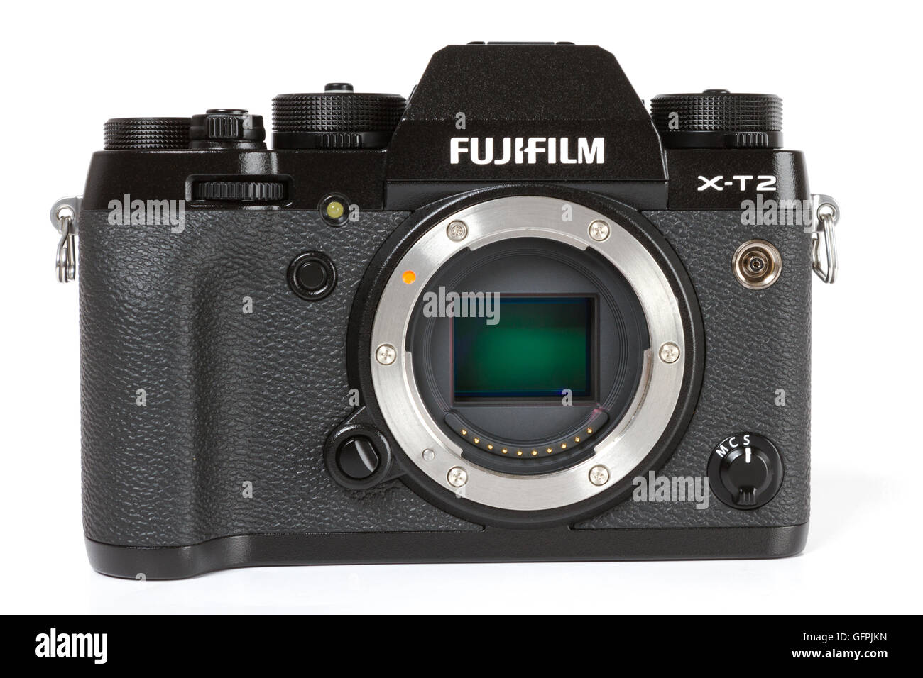FUJIFILM X-T2, 24 megapíxeles, 4K video cámara mirrorless con sensor APS-C sible sobre fondo blanco. Foto de stock