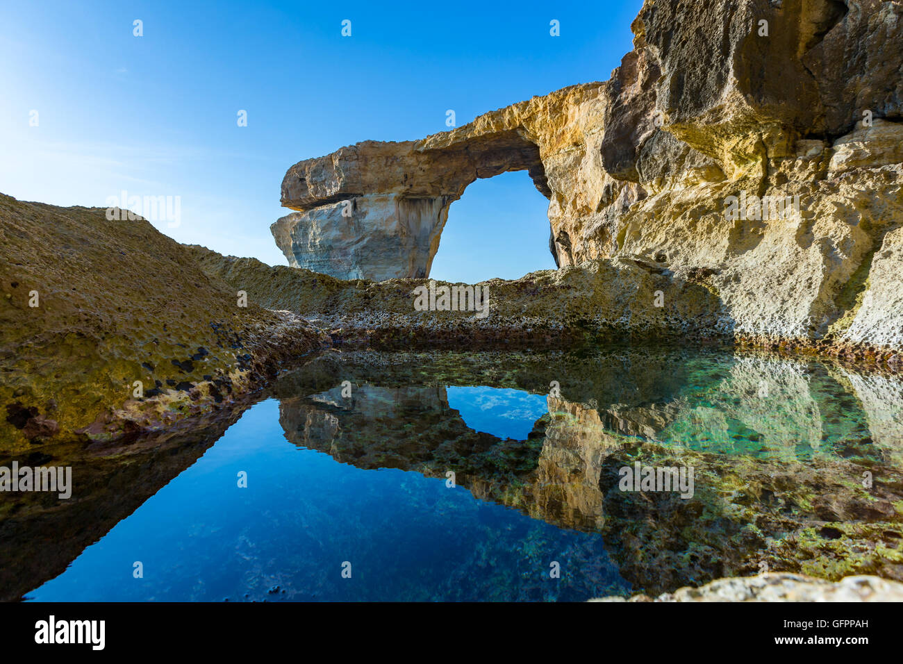 Ventana azul, arco natural, famosos y populares lugares turísticos en la isla de Gozo, Malta, Foto de stock