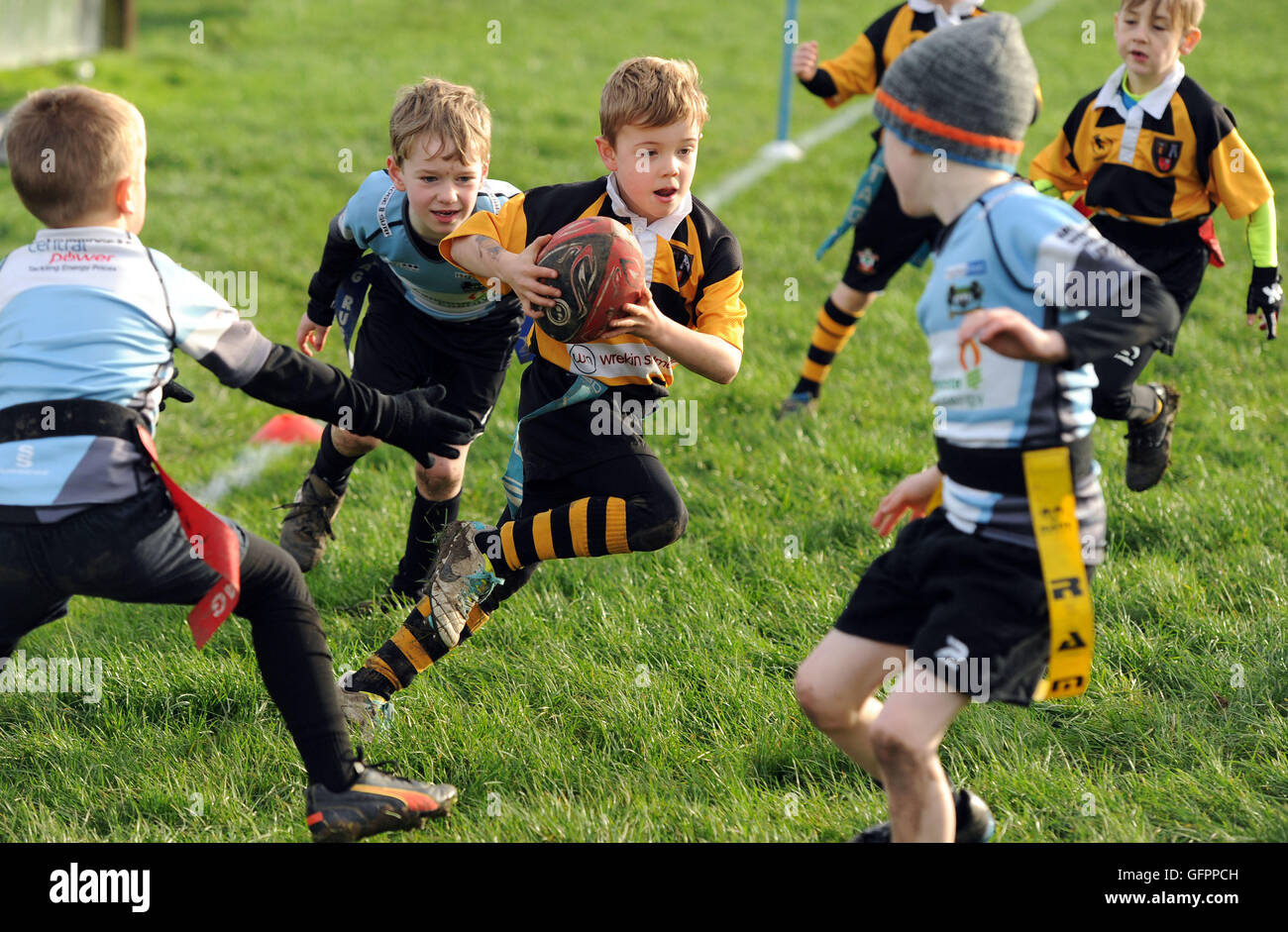 Niños junior tag rugby acción deporte niños gran bretaña reino unido Telford Hornets U7's v Bridgnorth U7's children deporte actividad saludable deportes para chicos Foto de stock