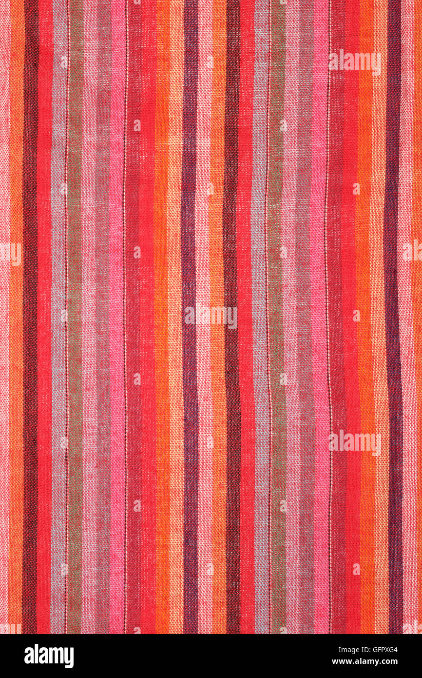 Mantón Bufanda de rayas coloridas como textura de fondo, como telón de fondo de tela multicolor Foto de stock
