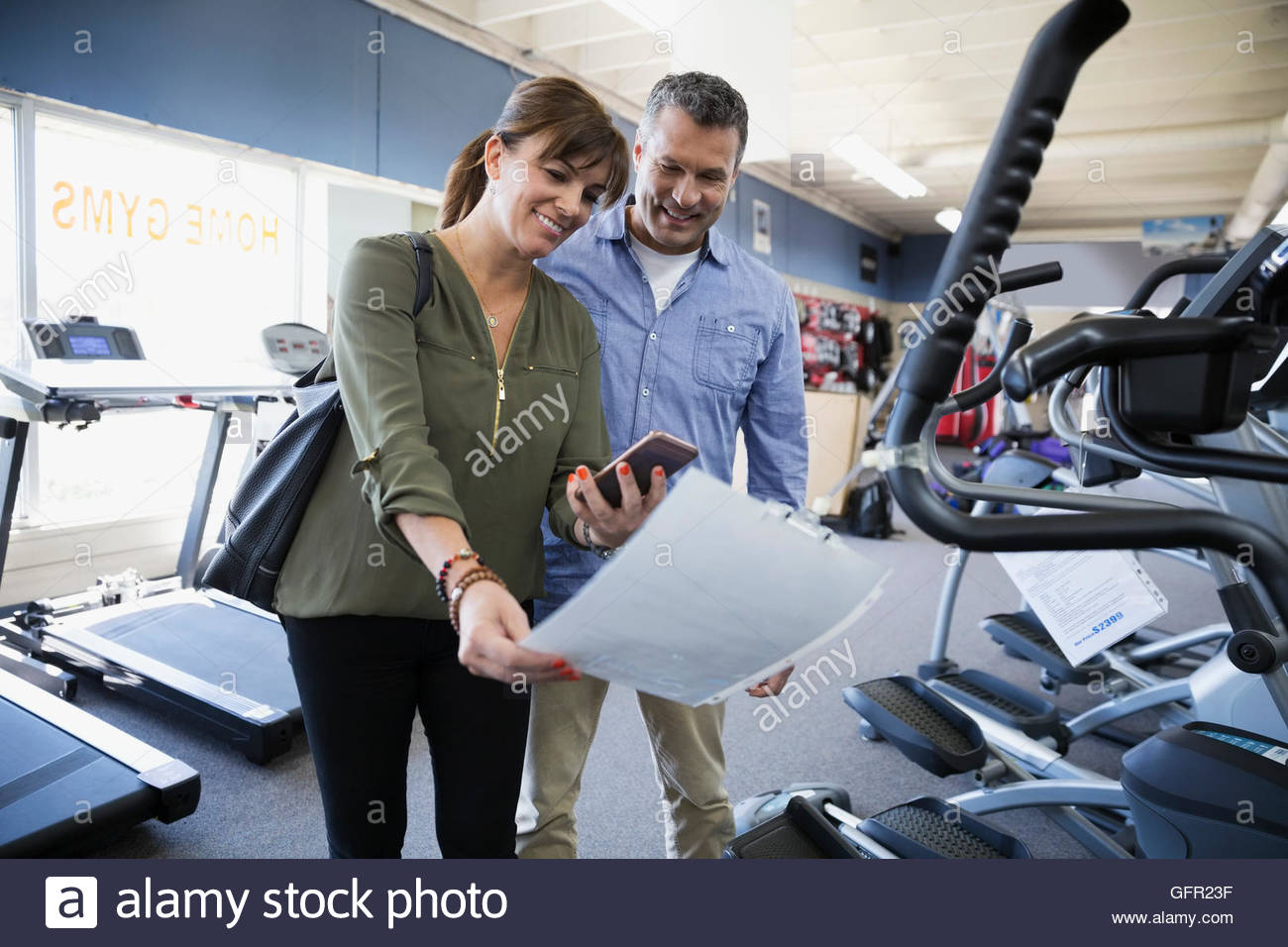 Par información de navegación signo en máquina de cardio en el gimnasio en casa tienda de equipos Foto de stock