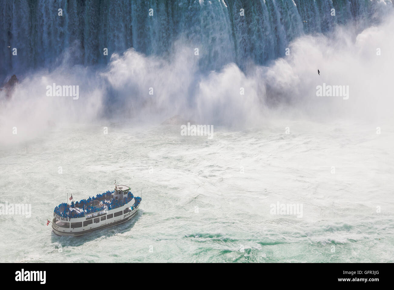 Niagara-Falls, Ontario, Canadá - 5 de julio de 2015: Vista de un barco, Maid of the Mist, navegando cerca de las cataratas de la herradura en Nia Foto de stock