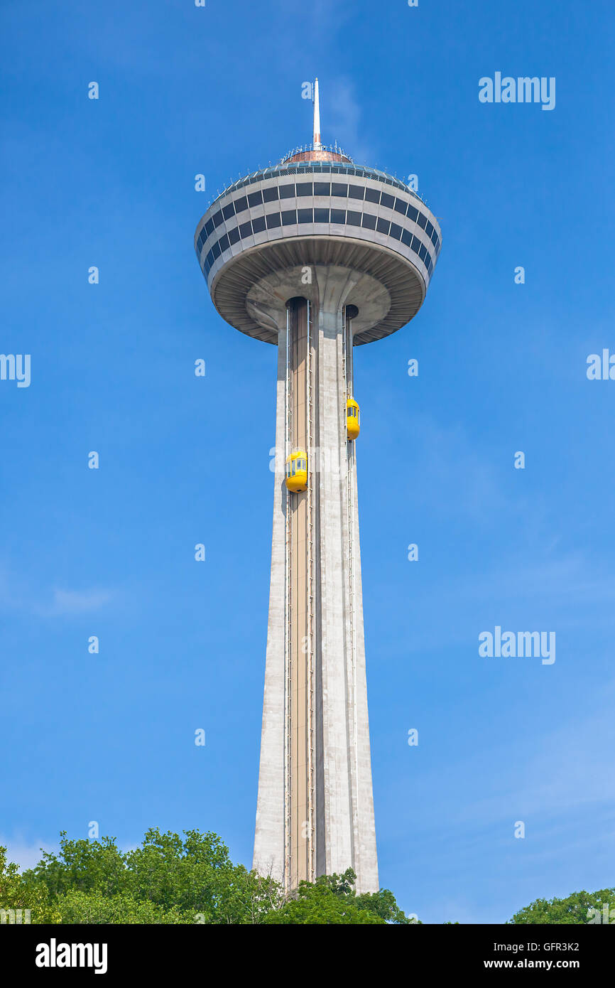 Niagara Falls, Ontario, Canadá - 5 de julio de 2015: Vista de la torre Skylon. Foto de stock