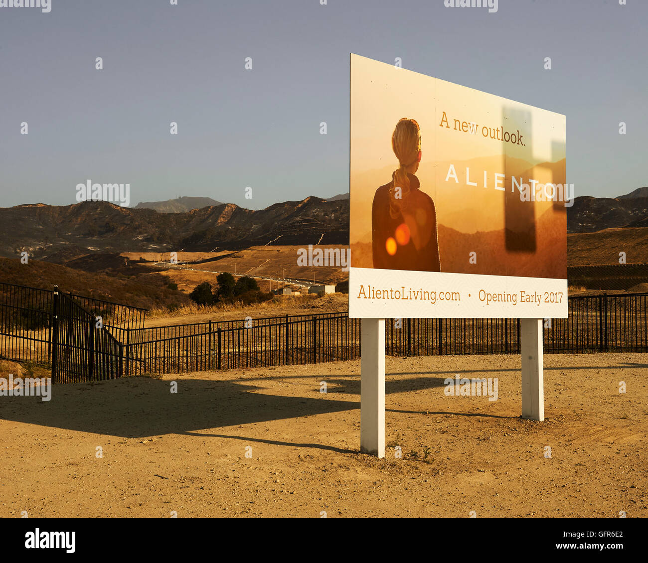 Aliento signo de desarrollo con vistas a las secuelas de la arena el fuego en Santa Clarita, California. Foto de stock