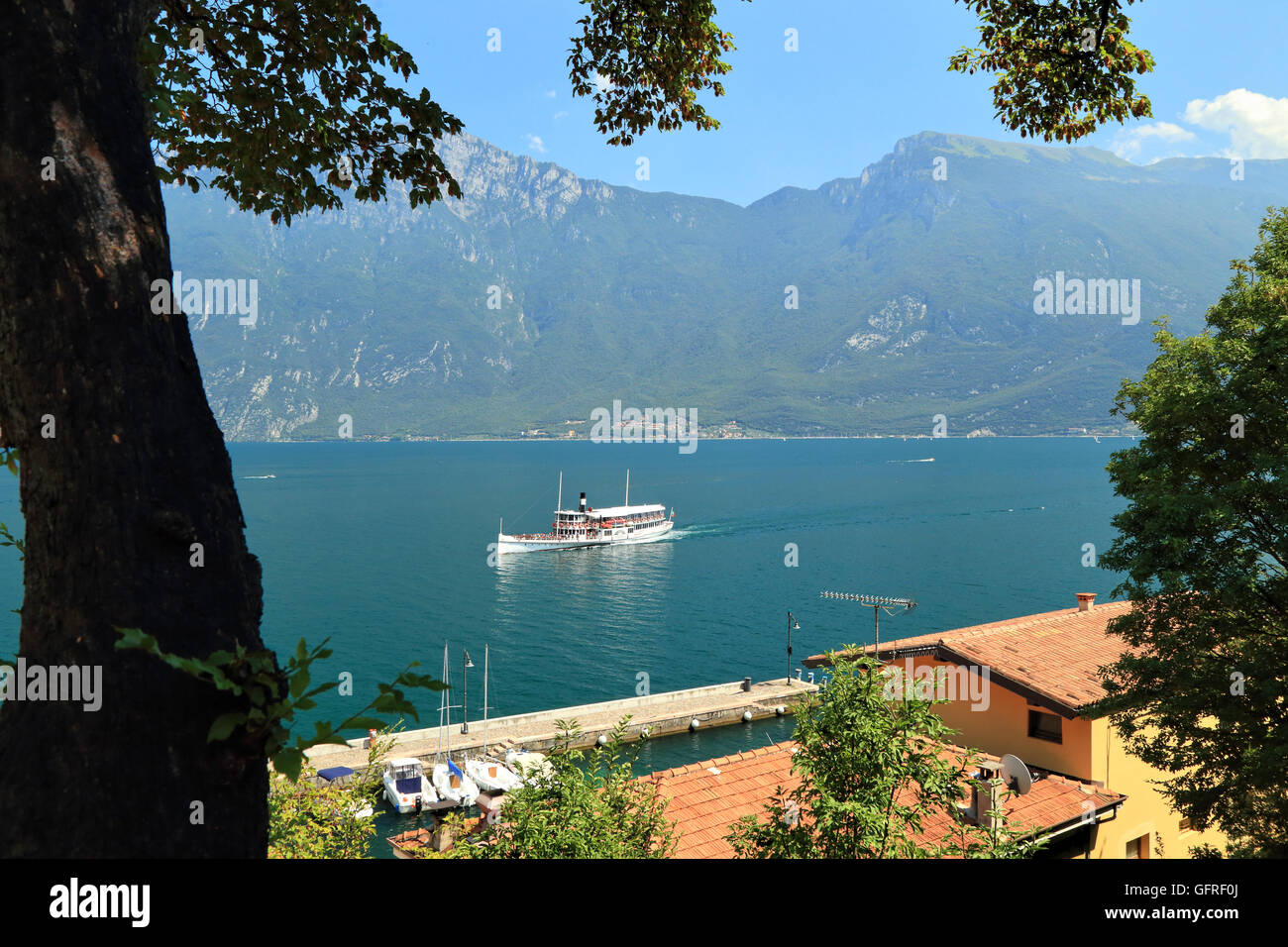 Paddle barco de vapor "Giuseppe Zanardelli' en el Lago de Garda, Italia. Foto de stock