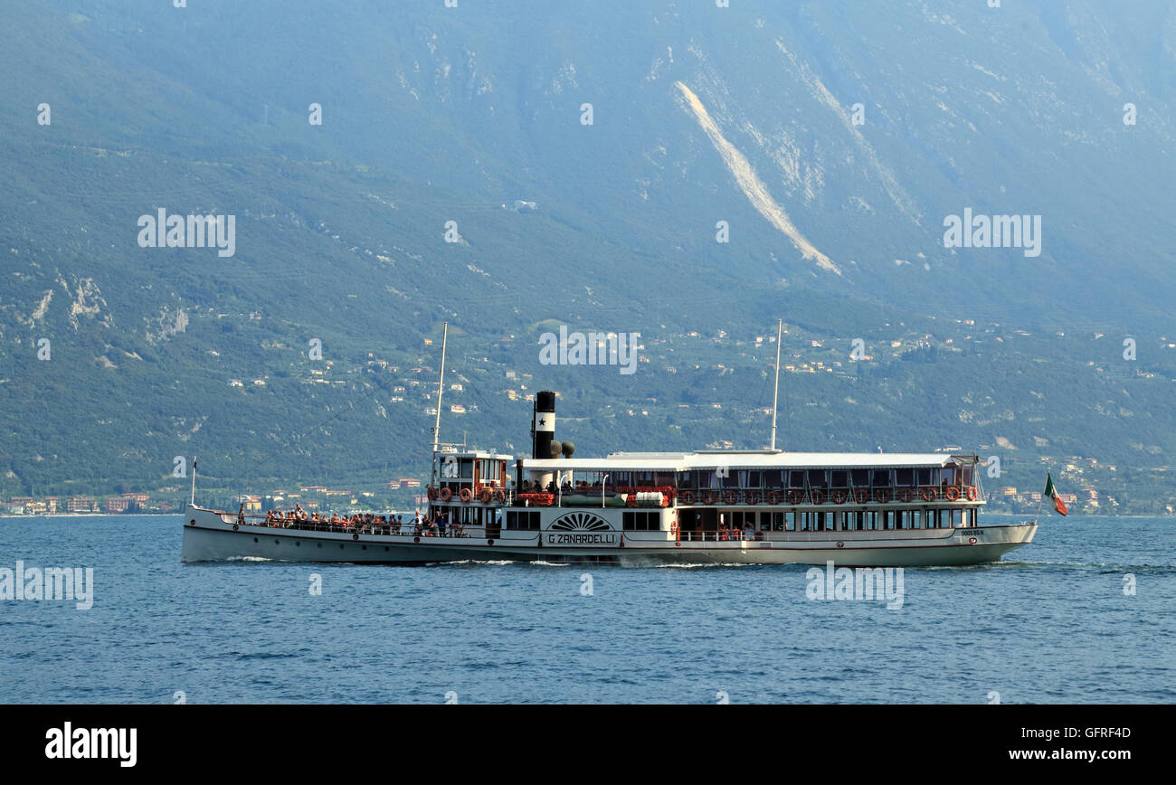 Paddle barco de vapor "Giuseppe Zanardelli' en el Lago de Garda, Italia. Foto de stock
