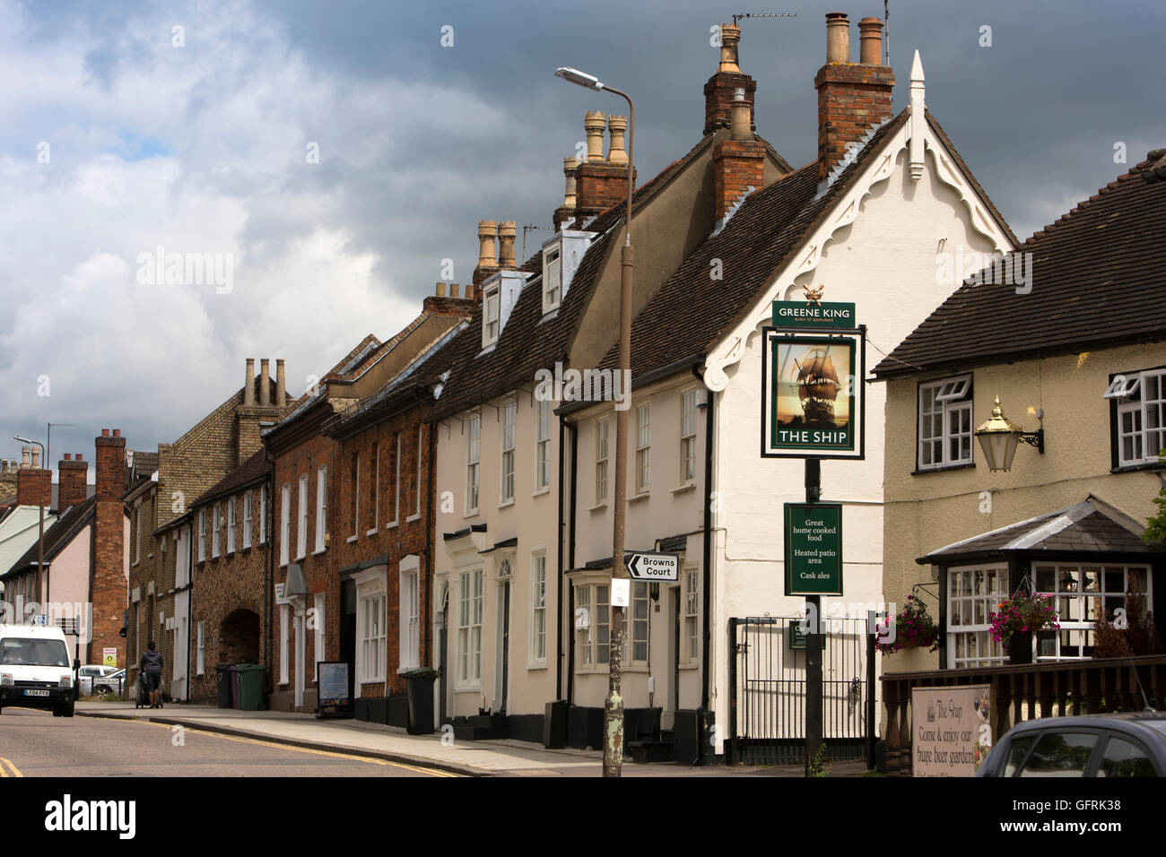 Reino Unido, Inglaterra, Bedfordshire, Bedford, St Cuthbert Street, casas históricas y el buque pub Foto de stock