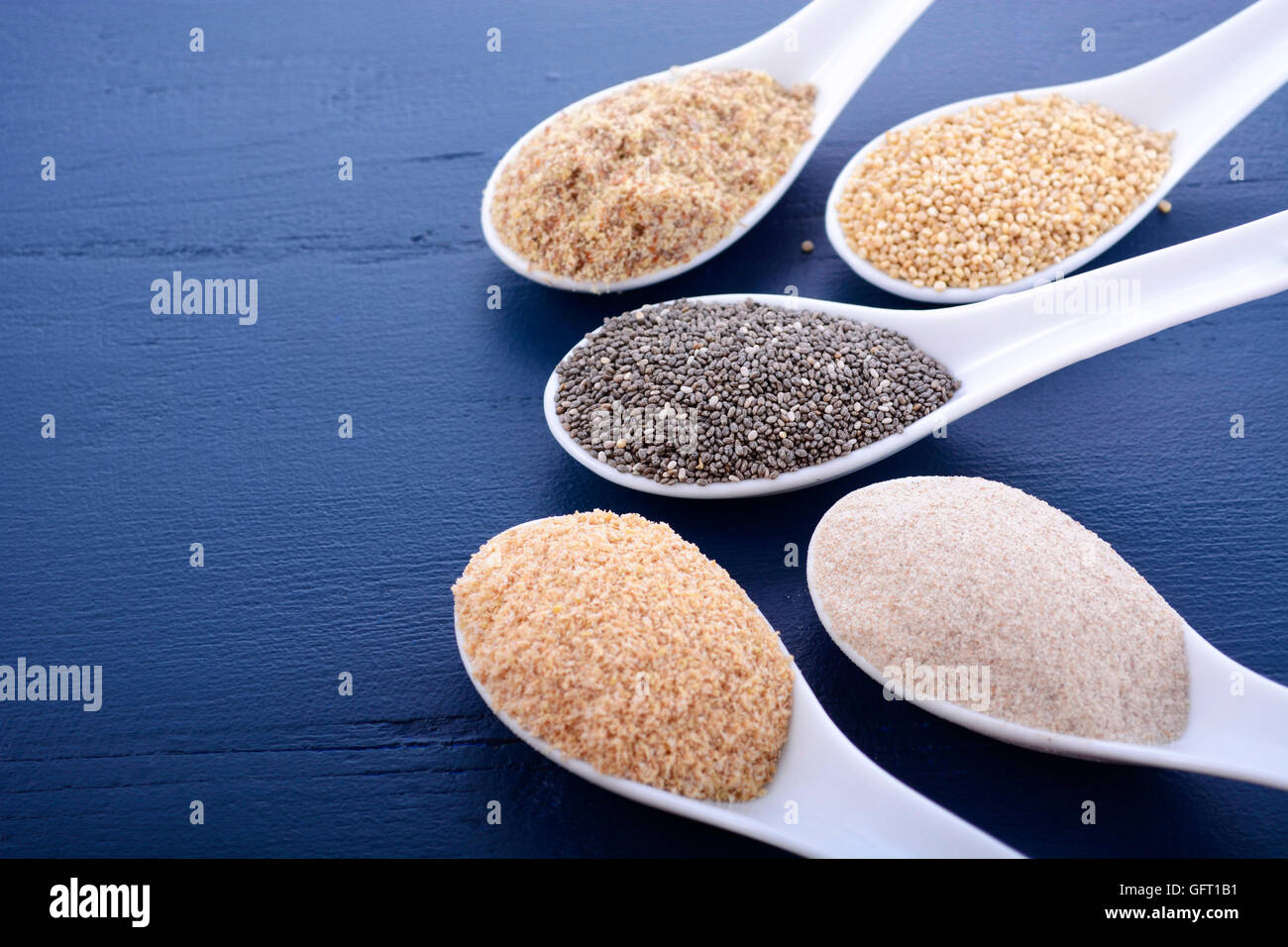Granos granos blancos incluidos, quinoa, psyllium husk en polvo, negro  chia, germen de trigo, y el suelo, mezcla de LSA en blanco cacito  dosificador Fotografía de stock - Alamy