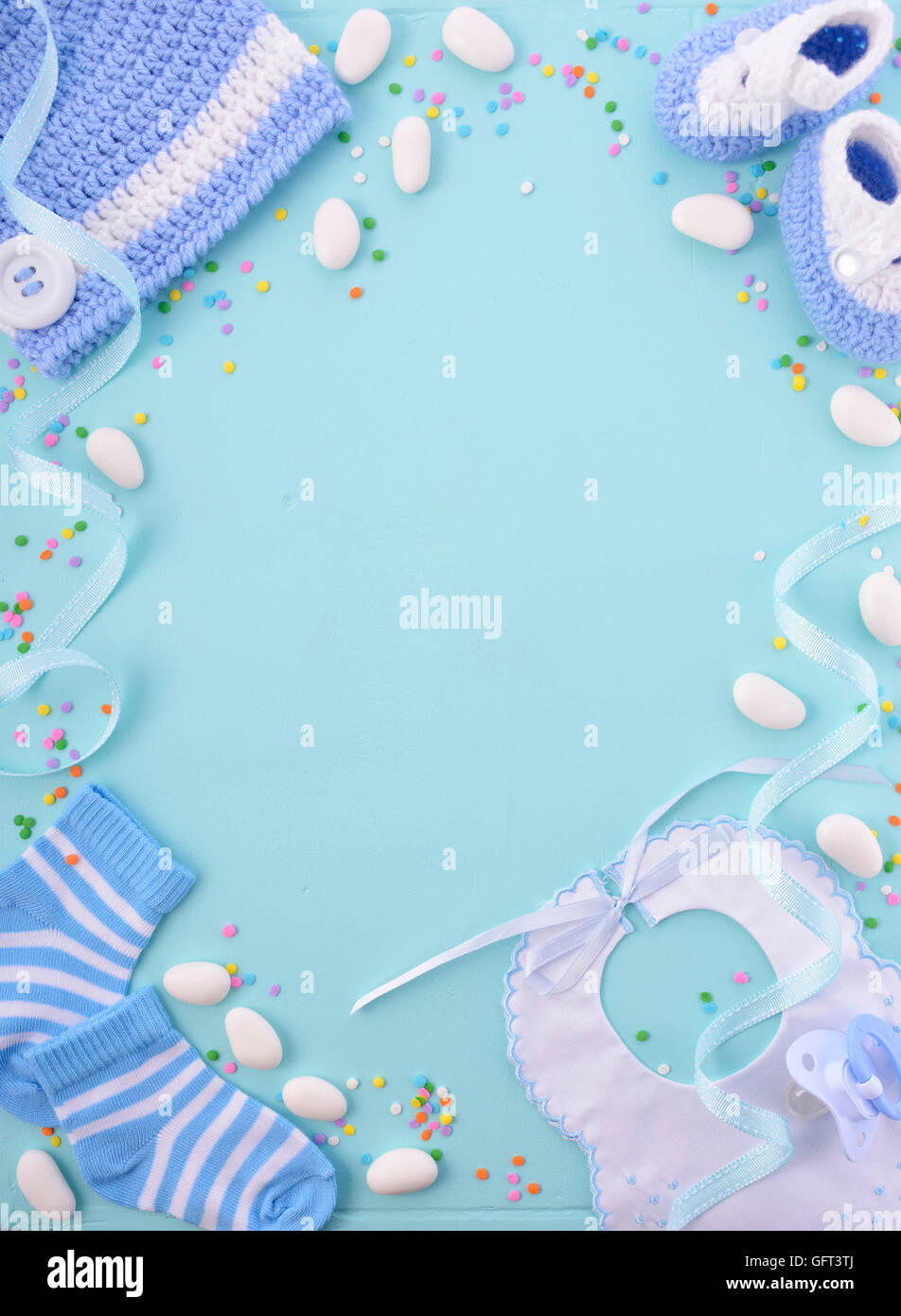 Un muchacho, su tema azul Baby Shower o vivero de fondo decorado con bordes  en azul pálido fondo de madera Fotografía de stock - Alamy
