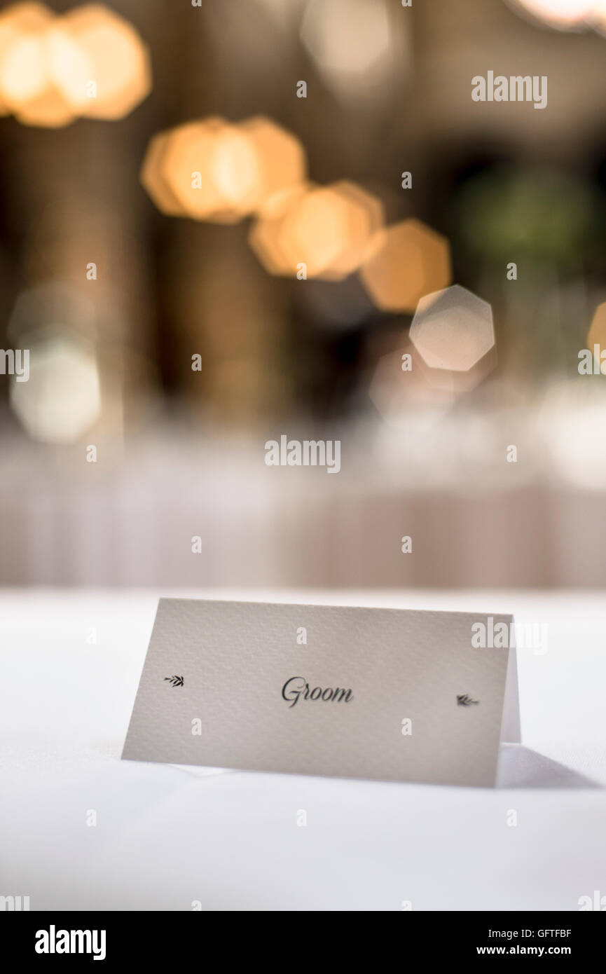 Un letrero que diga "novio" en la mesa de una boda. Foto de stock