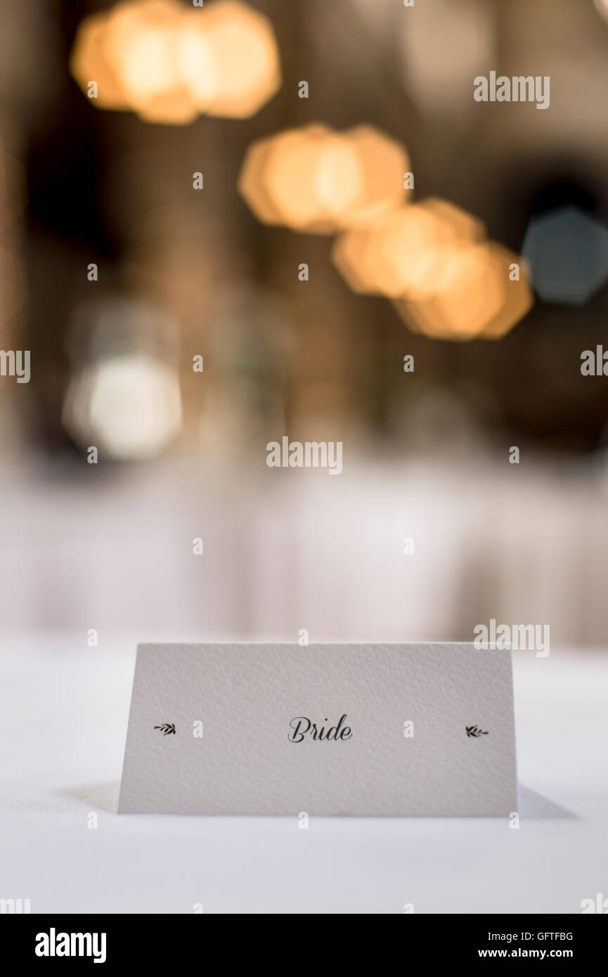 Un letrero que diga "esposa" en la mesa de una boda. Foto de stock