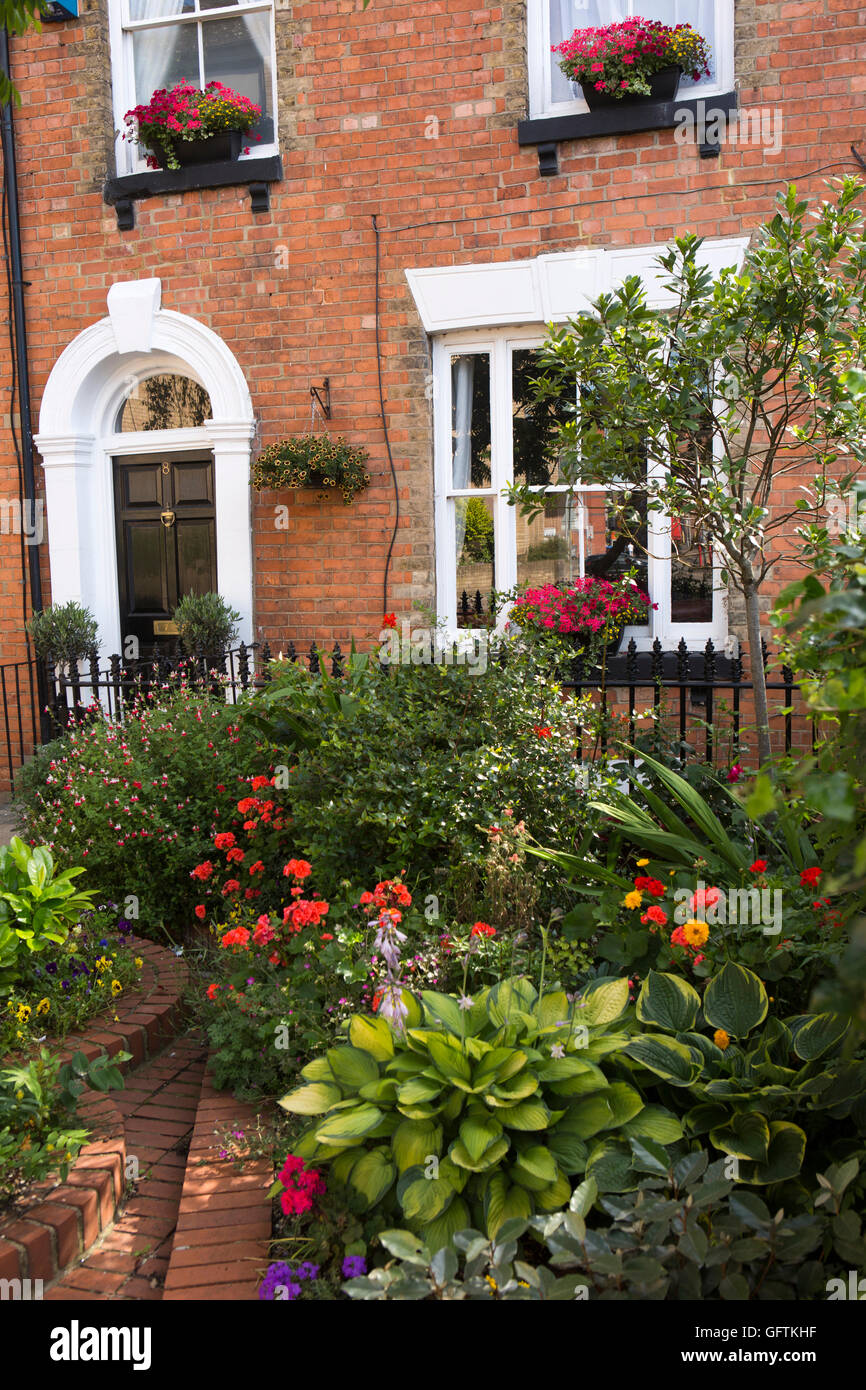 Reino Unido, Inglaterra, Northamptonshire, Northampton, St Giles Terraza, plantación floral Foto de stock