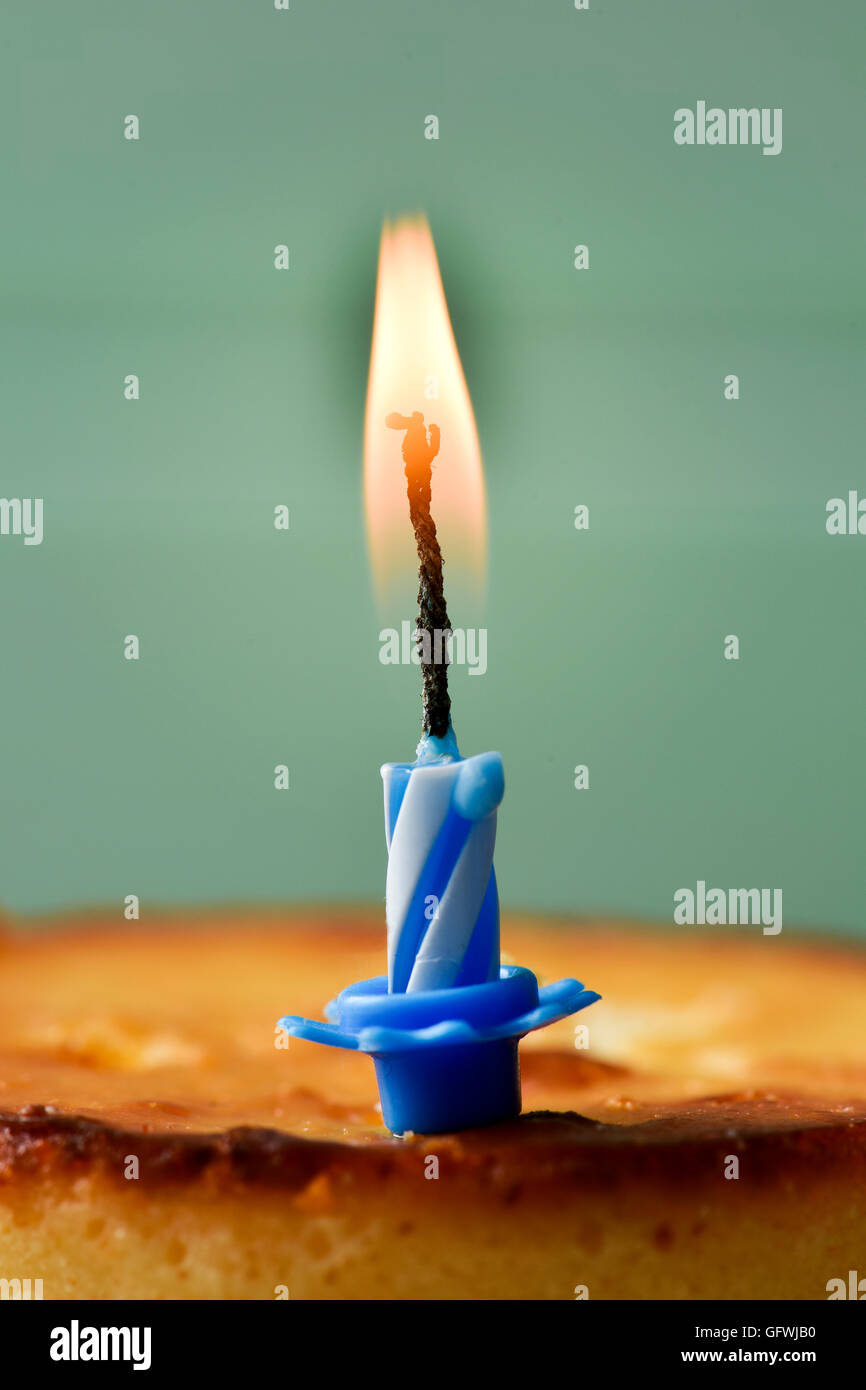 Vela de cumpleaños fotografías e imágenes de alta resolución - Alamy