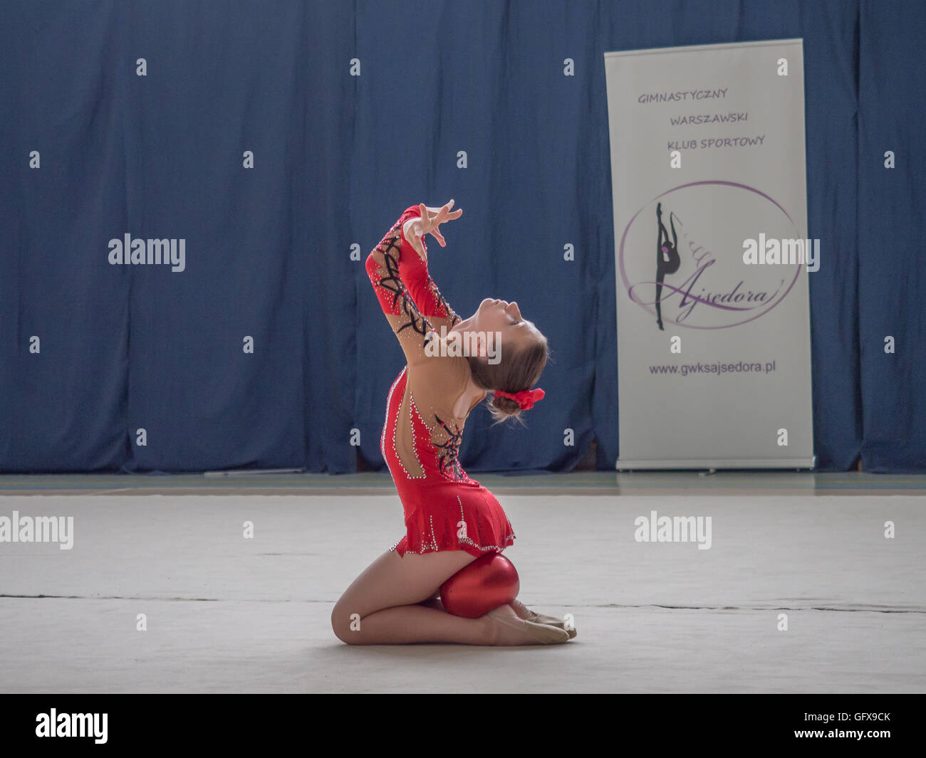 Fotos de Niña se dedica a la gimnasia rítmica con malabares clubes aislados  en blanco . - Imagen de © Varnava_photo #215805860