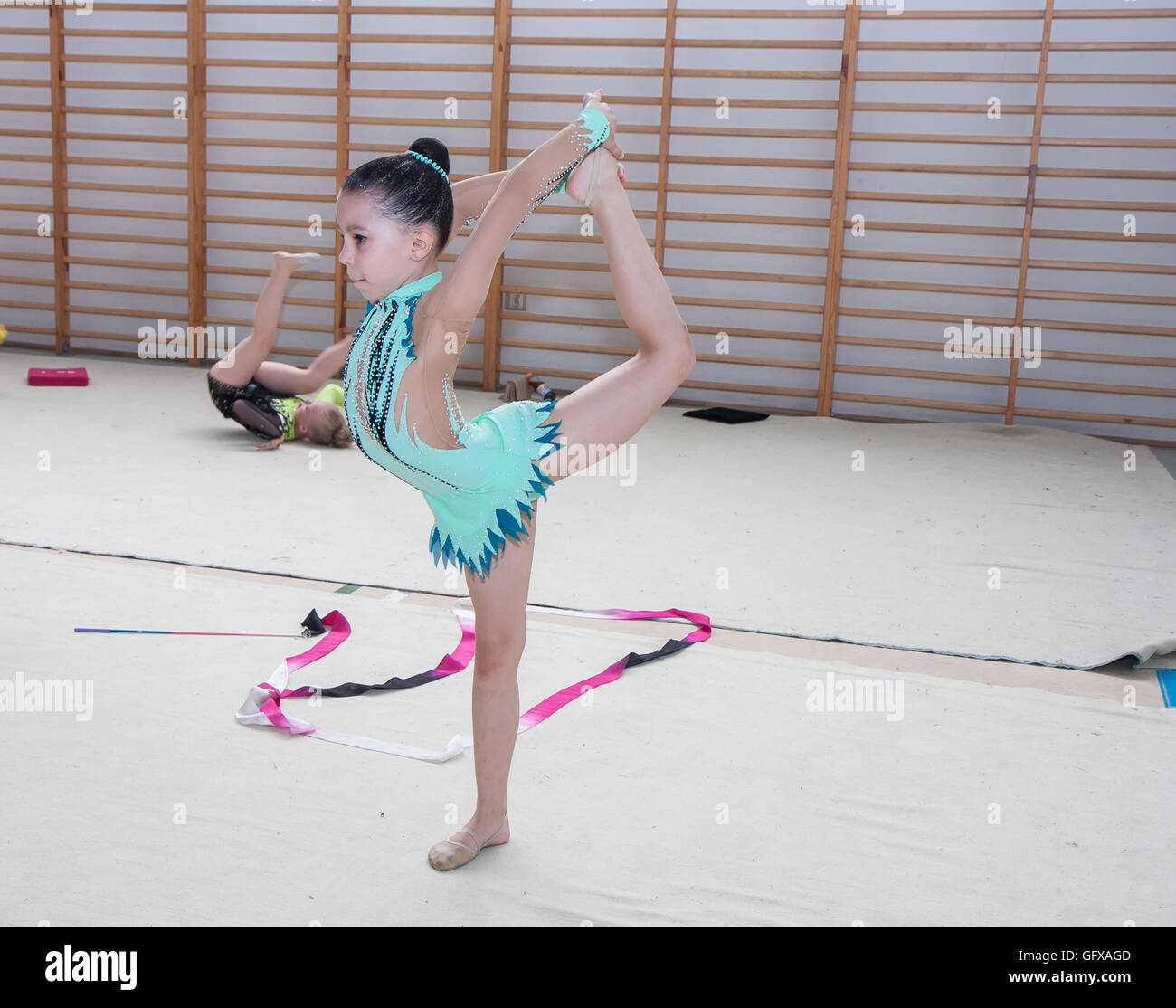 Niña Deportiva Adorable En Gimnasia Rítmica Imagen de archivo - Imagen de  alineada, belleza: 173289383