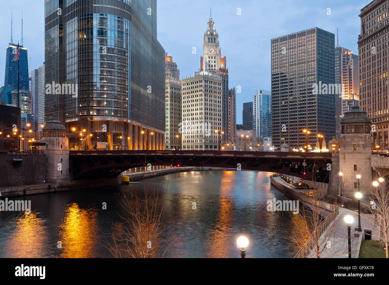 Chicago. Imagen de Chicago Downtown riverfront en penumbra. Foto de stock