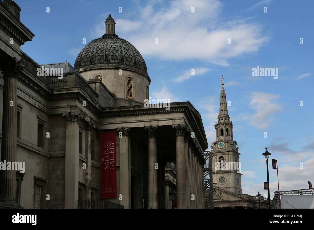 Trafalgar Square de Londres, Inglaterra la gente caminando por la Galería Nacional y la iglesia de St Martin-In-The-Fields Foto de stock