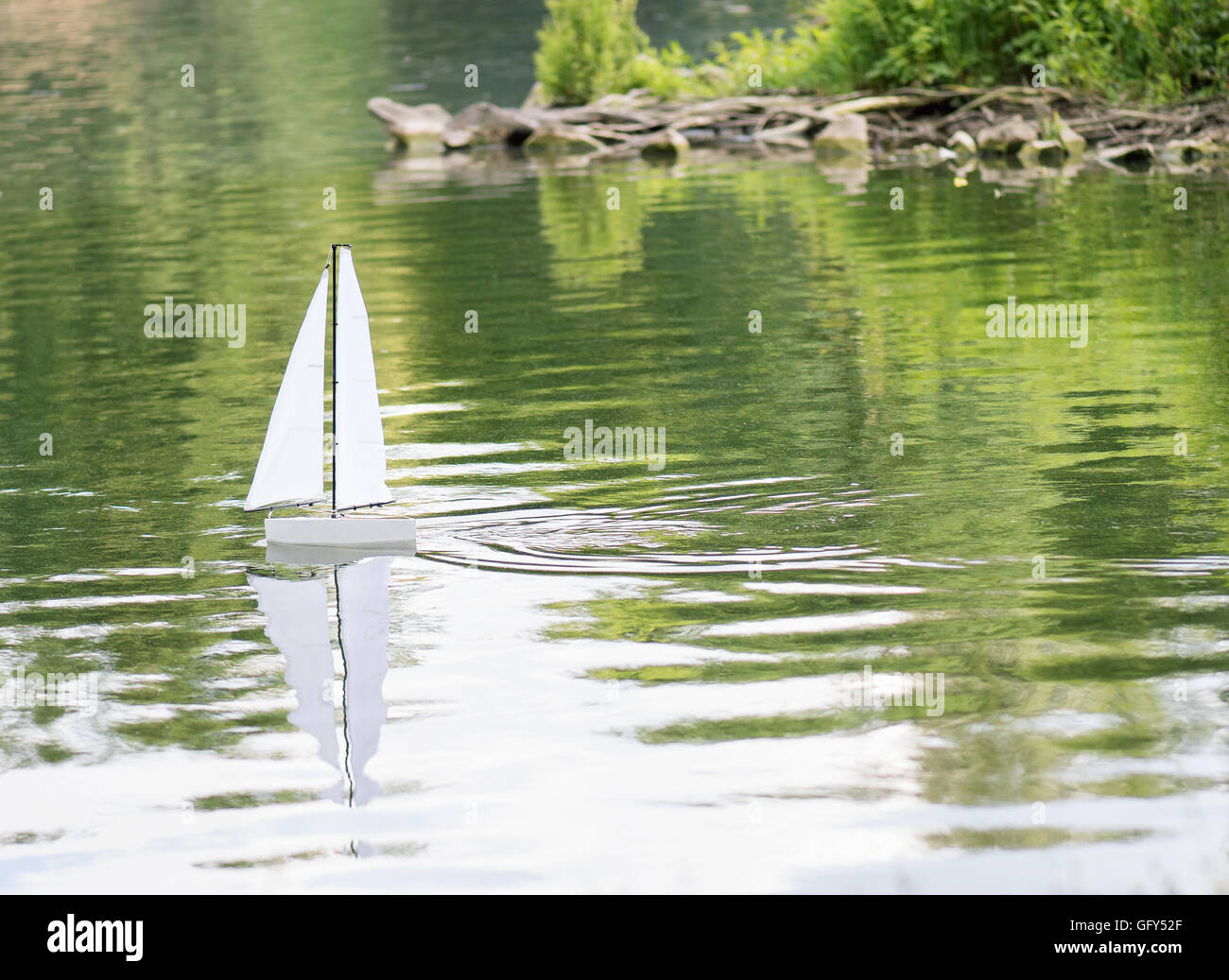 Velero en un estanque Foto de stock