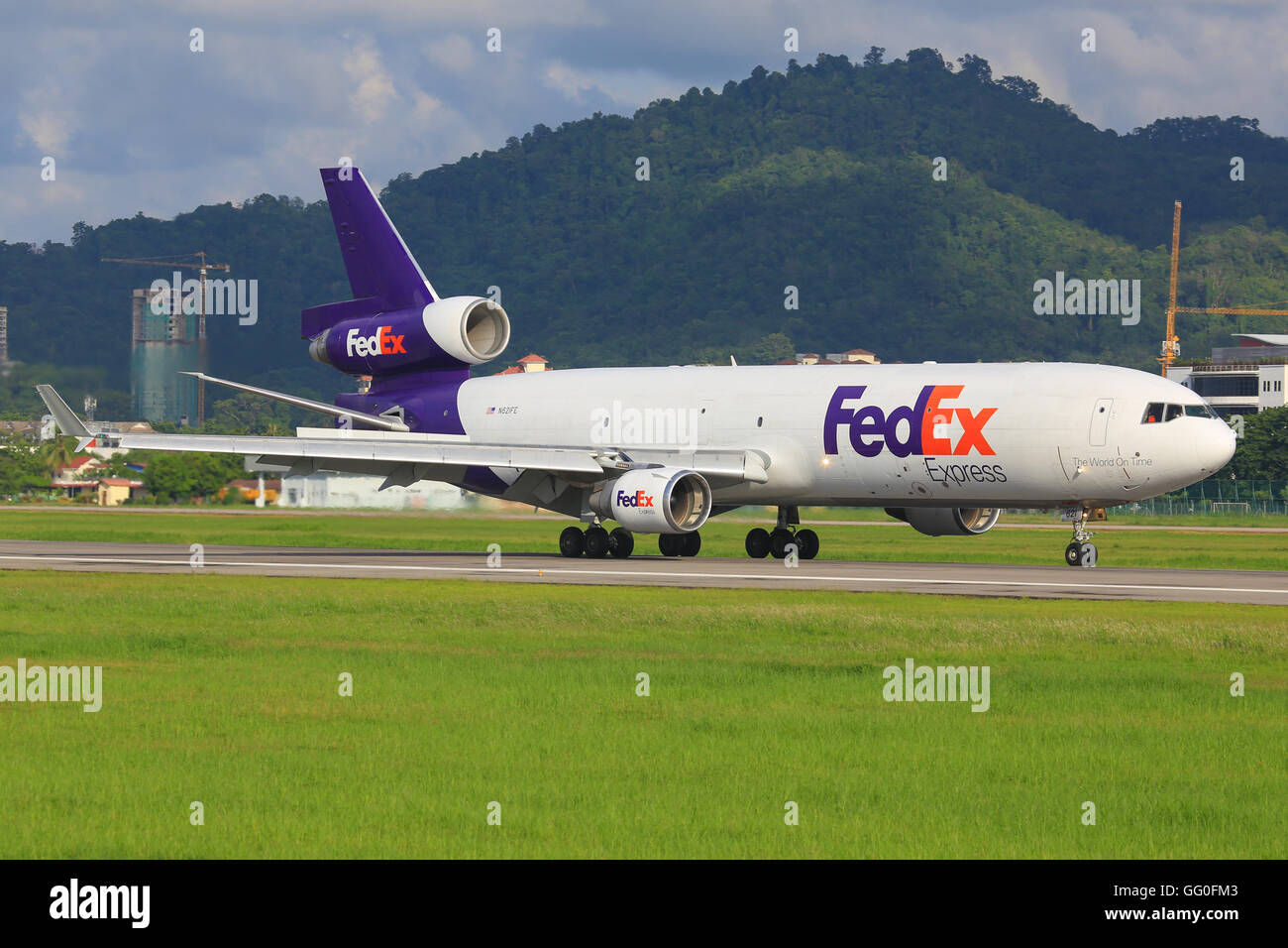 Penang/Malasia Februar 9, 2015: MD11 de Fedex aterrizando en el aeropuerto de Penang Foto de stock