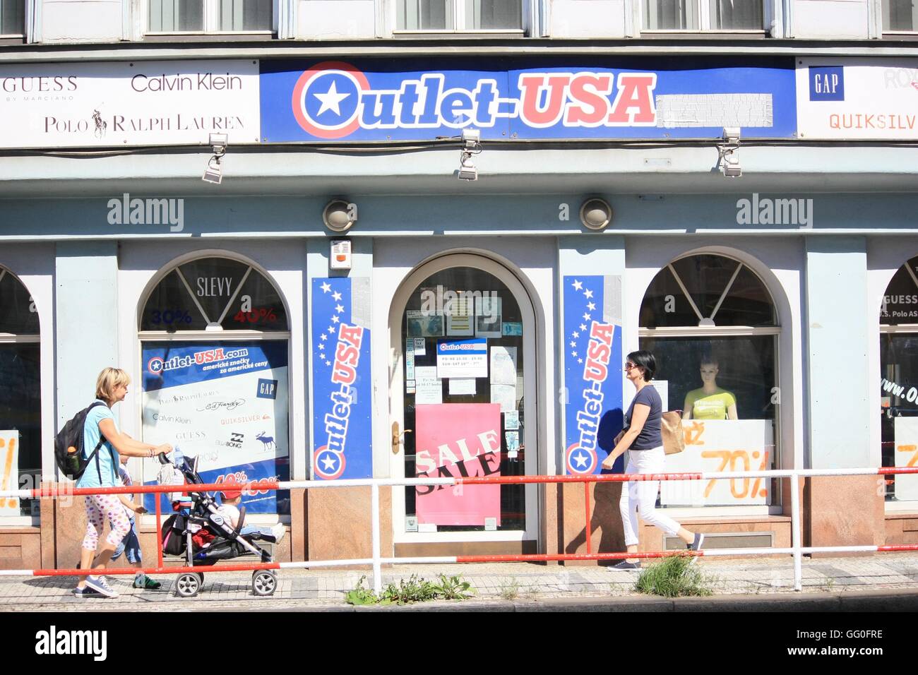 Vista de la calle de tienda outlet americano en Praga Fotografía de stock -  Alamy