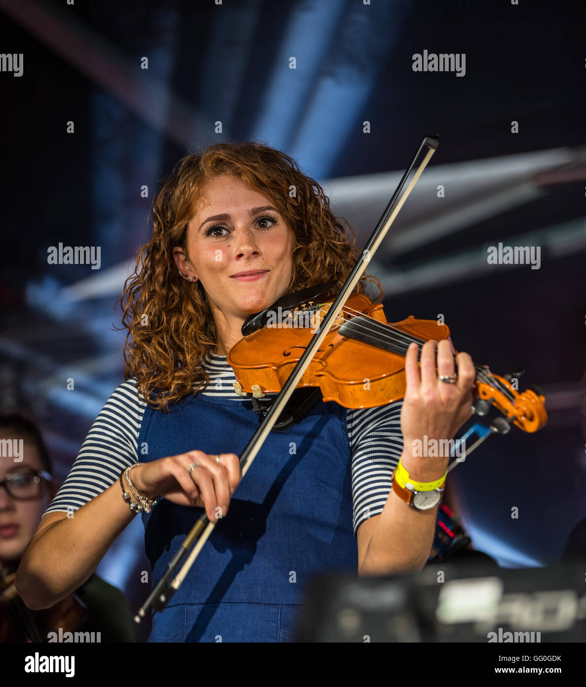 Fochabers Escocia, Reino Unido. El 31 de julio de 2016. Este es el Fochabers Fiddlers en festival de música Speyfest Fochabers, Moray, Escocia. Foto de stock