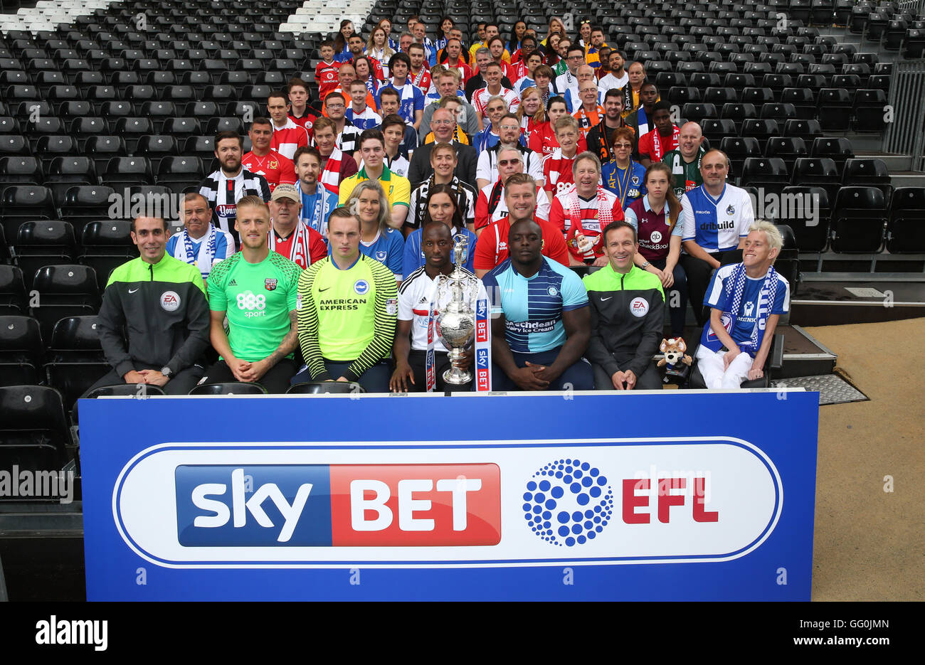 Foto del equipo de EFL con representante de cada uno de los 72 clubes miembros de EFL durante el lanzamiento de la temporada de la Liga de Fútbol Inglés 2016-17 en Craven Cottage, Londres. Foto de stock
