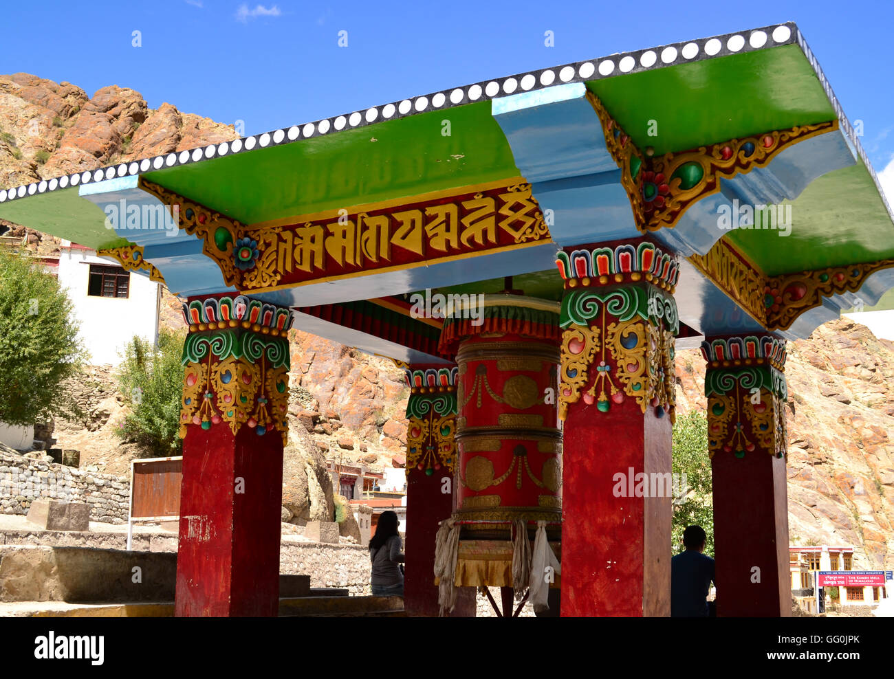 Una rueda de oración tibetano en el monasterio de Hemis Foto de stock
