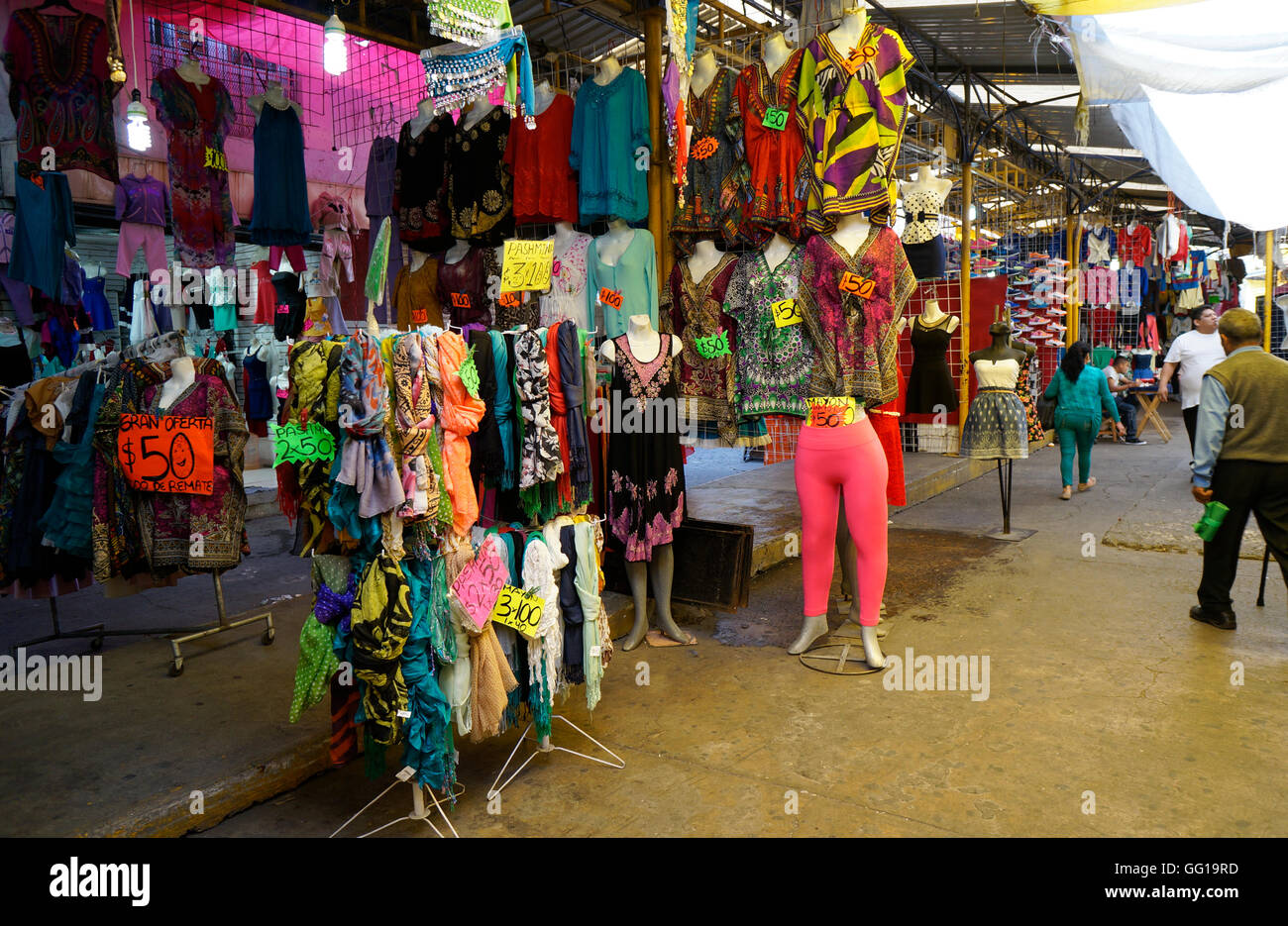 Ciudad de México México mercado Lagunilla Mercado de antigüedades de pulgas  ropa usada Fotografía de stock - Alamy