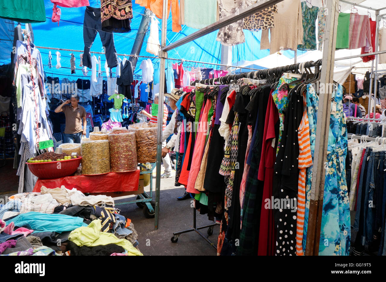 Ciudad de México México mercado Lagunilla Mercado de antigüedades de pulgas  ropa usada Fotografía de stock - Alamy