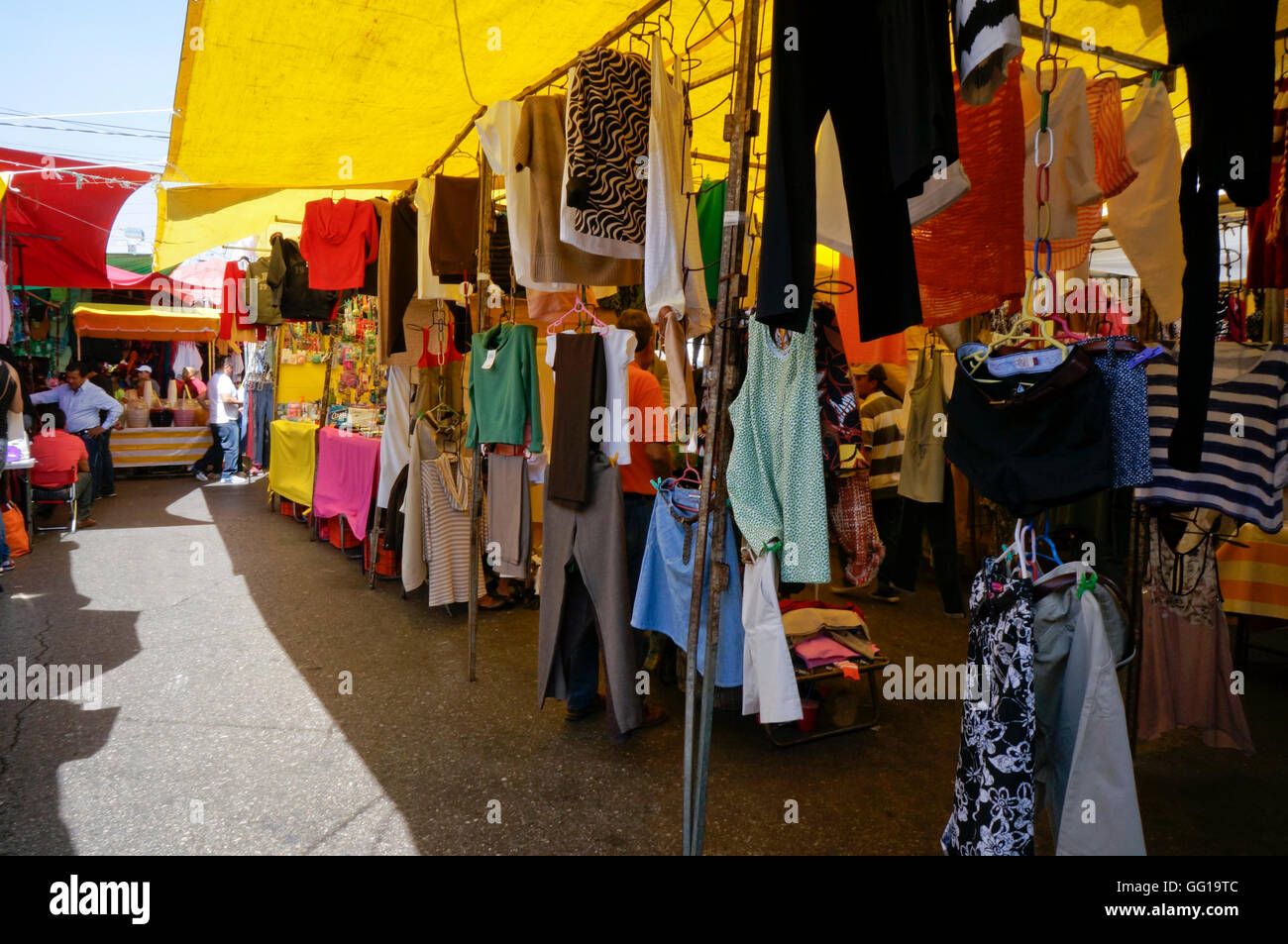 Lagunilla mercado sección de ropa en la Ciudad de México, México Fotografía  de stock - Alamy